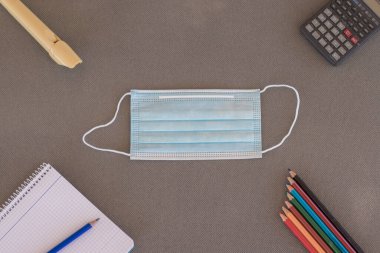 Masa yukarıdan malzeme ile okula geri dönmek yeni normal ile