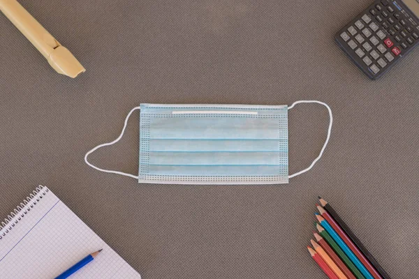 Masa yukarıdan malzeme ile okula geri dönmek yeni normal ile