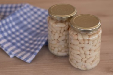 Cam kavanozdaki fasulyeler.