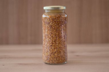 Cam bir kavanozda mercimek