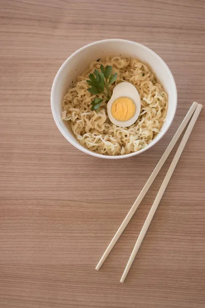 Macarrão Com Ovo Cozido Uma Tigela Com Pauzinhos — Fotografia de Stock