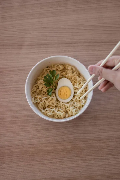 Fideos Con Huevo Duro Tazón Con Palillos —  Fotos de Stock