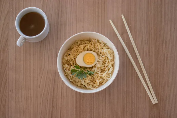 ゆで卵の麺を箸でボウルに入れ — ストック写真