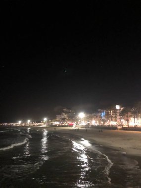 İspanya Sitges 'deki karnaval sahili gece manzaralı.