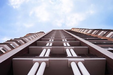 Şehir merkezinde çok katlı bir bina. Mimaride sütun.