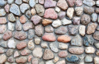 Doğal taştan, yuvarlak ve oval kaldırım taşlarından yapılmış asma duvarlar..