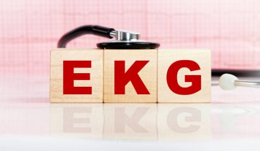 Tahta bloklar ve steteskoplu EKG..
