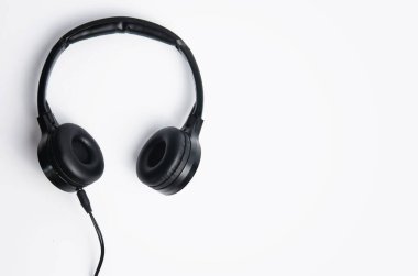 Beyaz arkaplandaki stereo kulaklıkların üst görüntüsü.