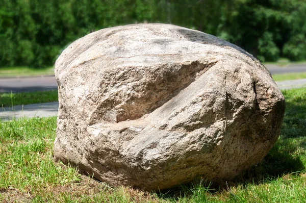 Una Gran Piedra Ovalada Encuentra Hierba Verde — Foto de Stock