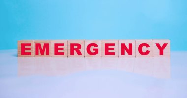 Mavi arkaplandaki tahta küplerin üzerine kırmızı yazıyı yaz. Tıbbi konsept.