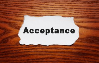 Tahta bir arka planda beyaz bir kağıda harfleri kabul et.