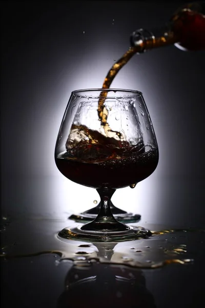 Gieten Brandy Een Glas — Stockfoto