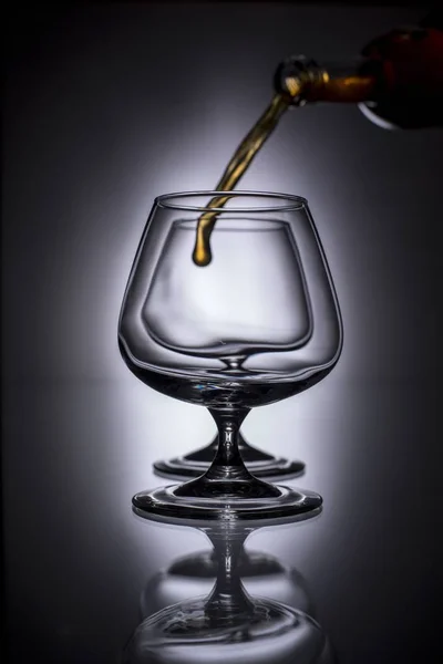 Brandy Ein Glas Gießen — Stockfoto