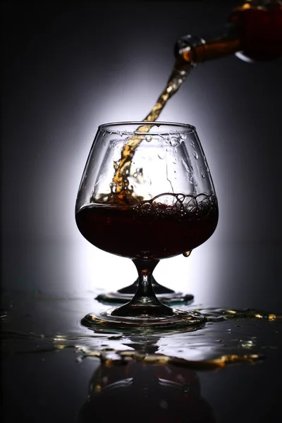 Verser Brandy Dans Verre — Photo