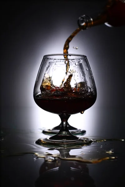 Brandy Ein Glas Gießen — Stockfoto