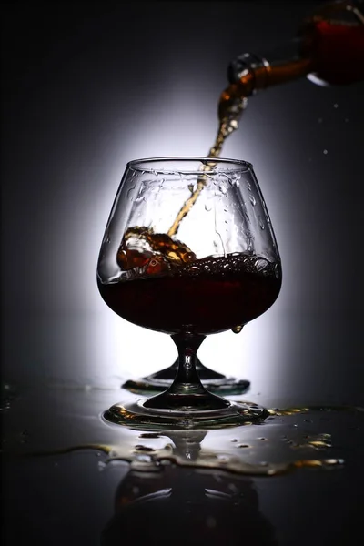 Gieten Brandy Een Glas — Stockfoto