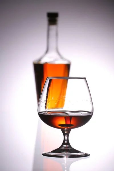 Gläser Und Flaschen Für Schnaps Und Wein Hintergrund — Stockfoto