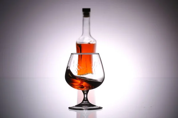 Ποτήρια Και Μπουκάλια Για Κονιάκ Και Κρασί Στο Φόντο — Φωτογραφία Αρχείου