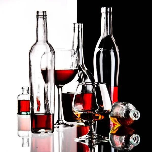 Gläser Und Flaschen Für Schnaps Und Wein Hintergrund — Stockfoto