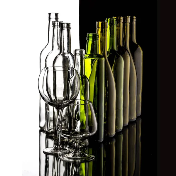 眼镜和酒瓶的背景白兰地和葡萄酒 — 图库照片