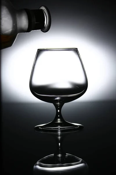 眼镜和酒瓶的背景白兰地和葡萄酒 — 图库照片