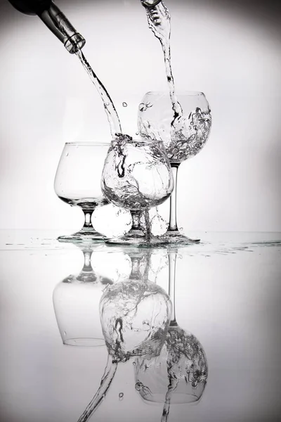 背景にブランデーとワインのためのメガネやボトル — ストック写真