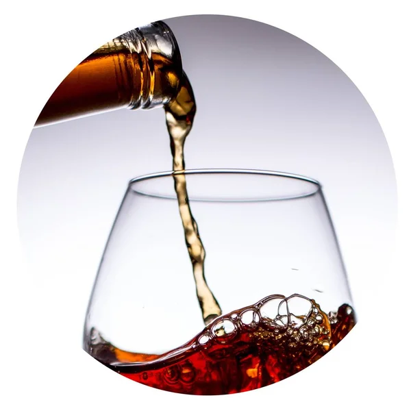 Gieten Brandy Een Glas — Stockfoto