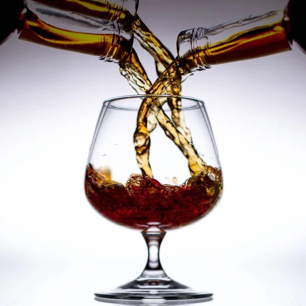 Gieten Brandy Een Glas — Stockfoto