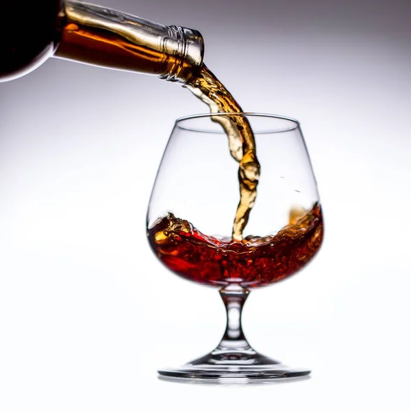 Gieten Brandy Een Glas — Stockfoto