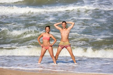 deniz kenarında dans severler birkaç