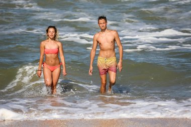 deniz kenarında dans severler birkaç