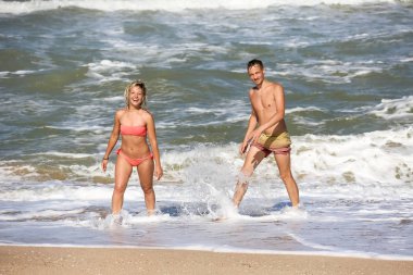 deniz kenarında dans severler birkaç