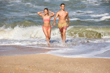 deniz kenarında dans severler birkaç