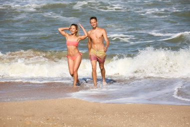 deniz kenarında dans severler birkaç