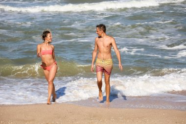 deniz kenarında dans severler birkaç