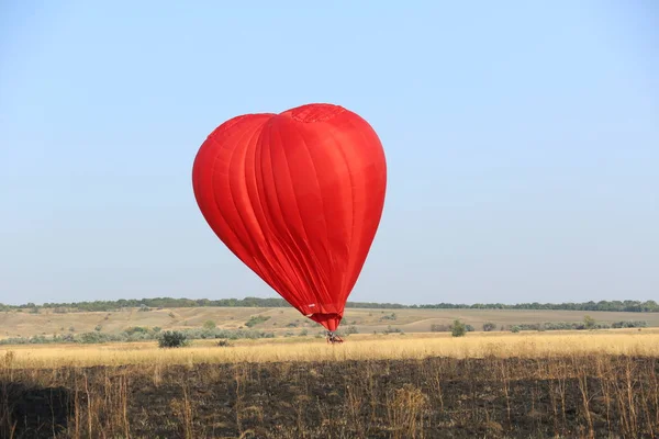 Balão Quente Vermelho Forma Coração Voa Sobre Campos Ucrânia — Fotografia de Stock