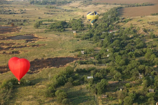Czerwony Balon Kształcie Serca Leci Polach Ukrainy — Zdjęcie stockowe