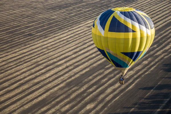 Kırmızı Sıcak Hava Balonu Bir Kalp Şeklinde Ukrayna Alanları Uçar — Stok fotoğraf