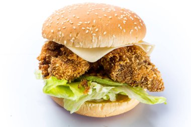 lezzetli burger peynir ve beyaz bir arka plan üzerinde sebze