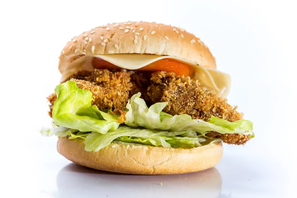 Smaczne Burger Serem Warzywami Białym Tle — Zdjęcie stockowe
