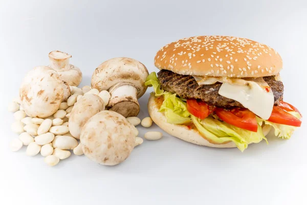 Gustoso Hamburger Con Formaggio Funghi Fagioli Sfondo Bianco — Foto Stock