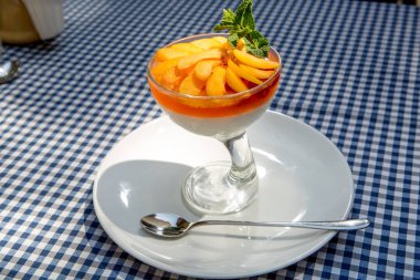 jöle ve sütle krem, Kayısı tatlısı nane ile dekore edilmiş