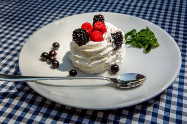 çilek ve bir kase çilek ile krem şanti