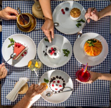 çilek tatlılar üstten görünüm yemek masasında aile