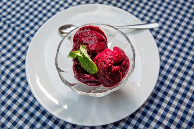 tatlı çilek püresi ile nane bir hizmet tablo