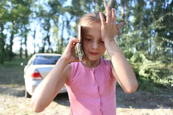 Tle Charakter Dziewczynka Emocjonalnie Rozmawia Przez Telefon Znajomymi — Zdjęcie stockowe