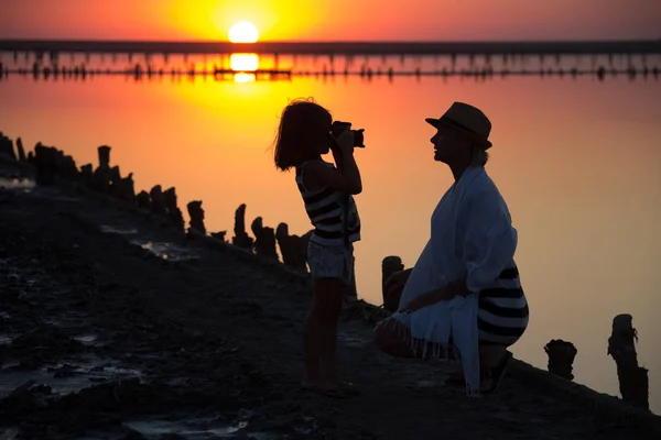 Lago Salado Madre Enseña Hija Fotografiar Retratos Una Puesta Sol — Foto de Stock