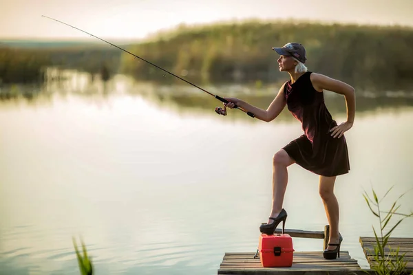 Pretty Woman Burgundy Dress Black Shoes Baseball Cap Catches Fish — Stock Photo, Image