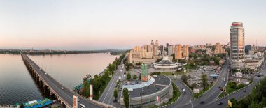 Resim, fotoğraf panoramik manzara üstten görünüm bahar şehir Dinyeper, Ukrayna duvar kağıtları