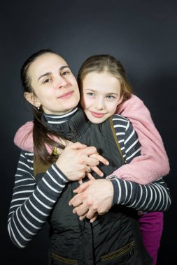 Stüdyo bir anne ve kızı, şefkatle seven ve şiddetle sarılma ve portre gibi yerli insanlar elele